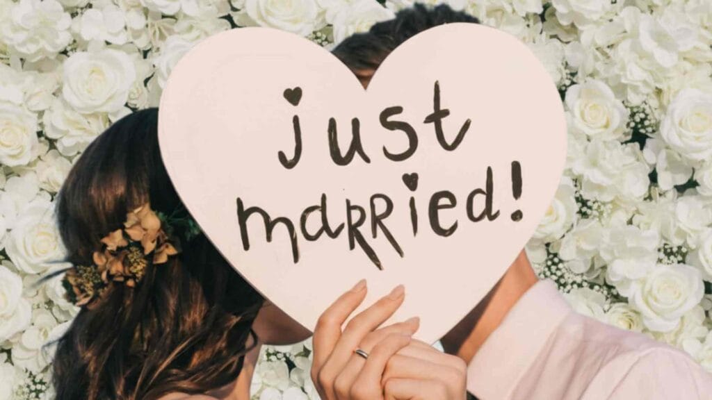 Mladenci ispred cvetnog zida